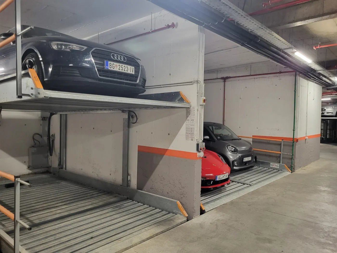 Instalirani KLAUS Multiparking sistem u garaži — vozila na platformama
