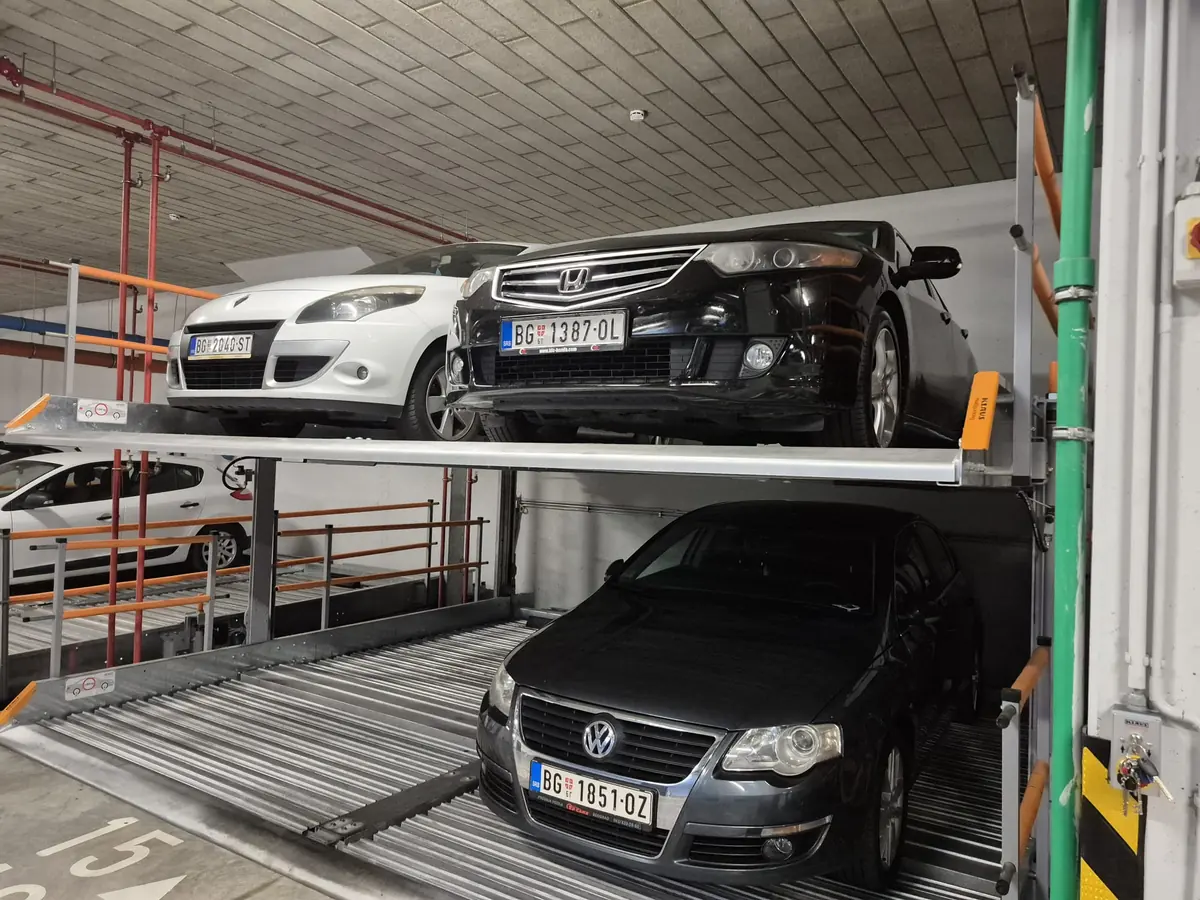 Hidraulični parking sistem sa četiri vozila na dva nivoa u podzemnoj garaži u Beogradu
