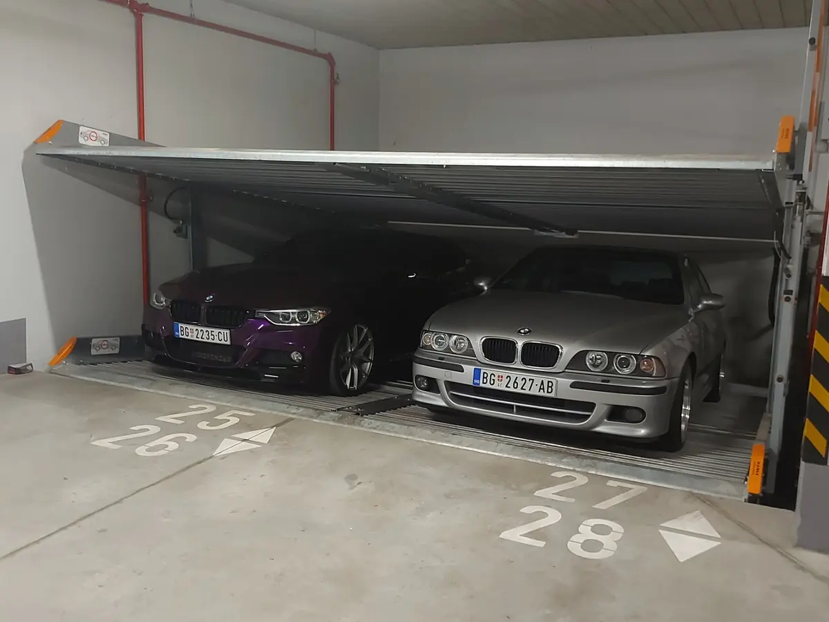 Parking klackalice sa dva vozila, jedno iznad drugog, u garaži u Beogradu