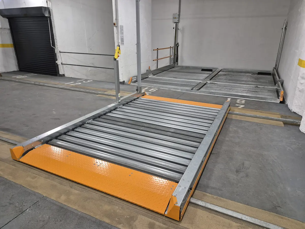 Vozilo na parking platformi KLAUS sistema u podzemnoj garaži