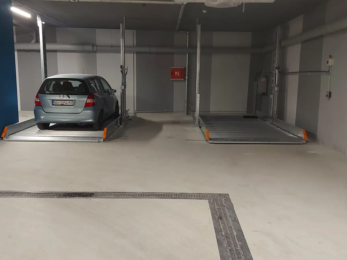 Parking sistem bez jame, montiran na stubovima u garaži