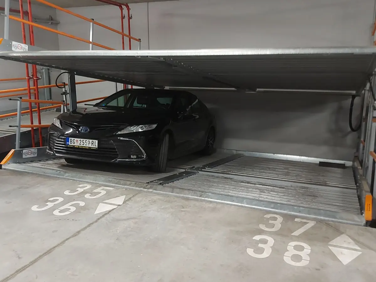 Vozilo parkirano na donjoj platformi, sa podignutom gornjom platformom