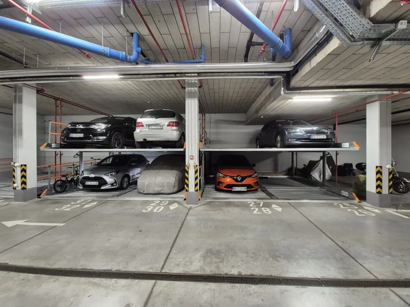 KLAUS parking sistem u garaži — vozila parkirana na dva nivoa na istoj površini